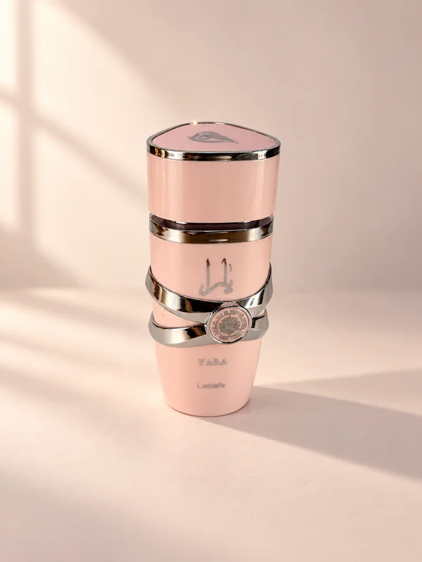 Yara de Lattafa em uma composição iluminada em tons de rosa e creme